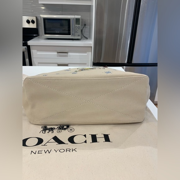 SOLD 🔥 New with Tags Coach x Peanuts Snoppy Tote Purse 🔥 - Picture 8 of 12